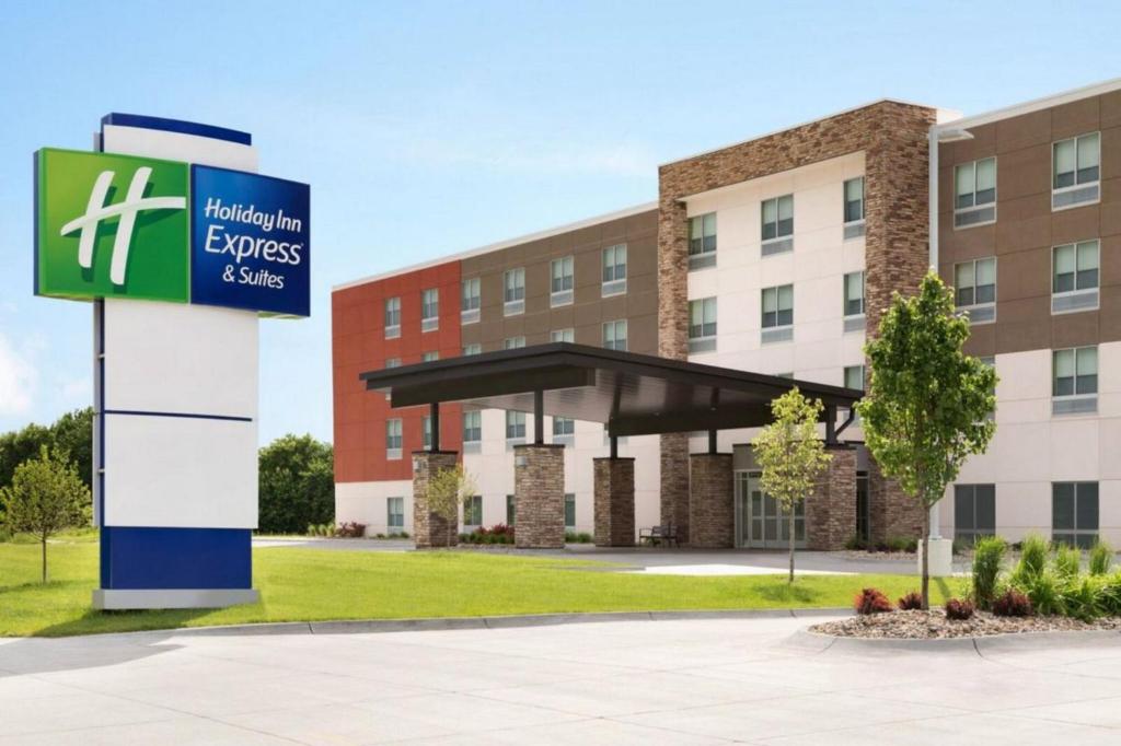 Holiday Inn Express & Suites Muskegon - Grand Haven, an IHG Hotel