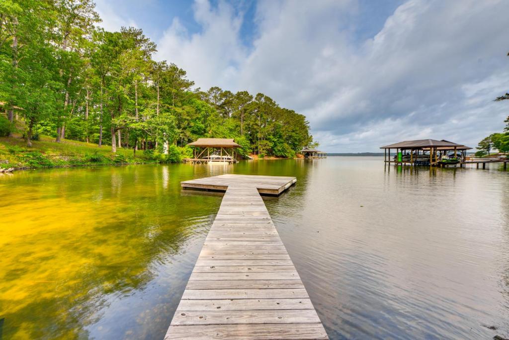 Beachfront Dadeville Family Escape on Lake Martin!