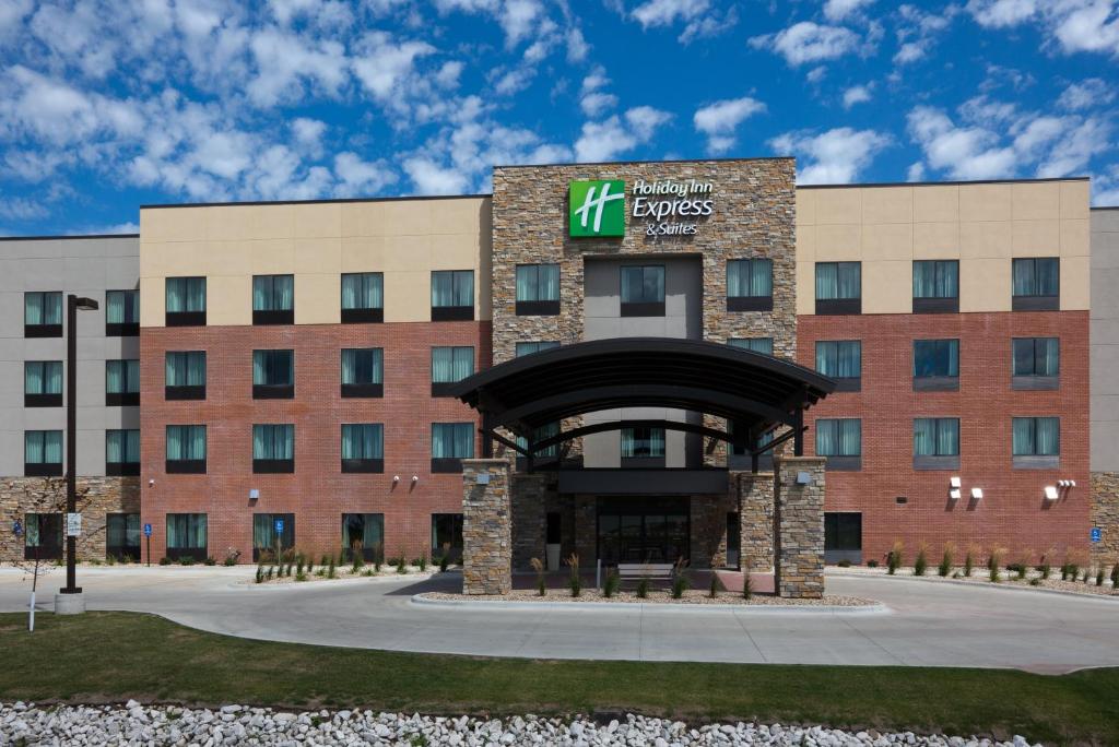 Holiday Inn Express & Suites Fort Dodge, an IHG Hotel