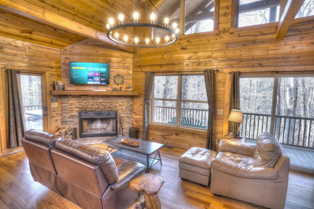 Luxury Cabin Sleeps 8 with creekside fire pit near Helen GA