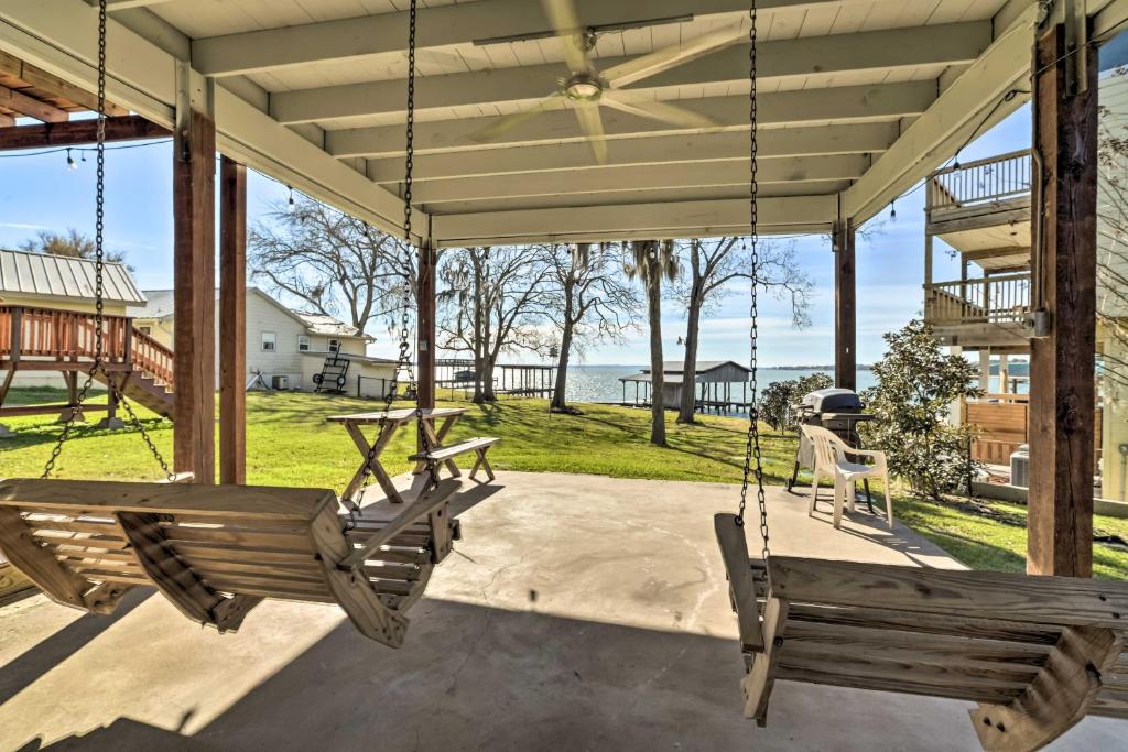 Lake Livingston Vacation Rental with Kayaks!