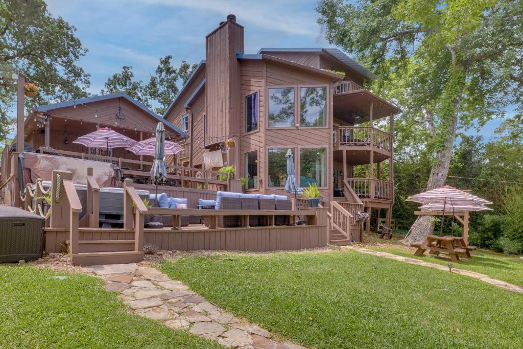 Beautiful Lakehouse Hot Tub, Gameroom and 10 Kayaks