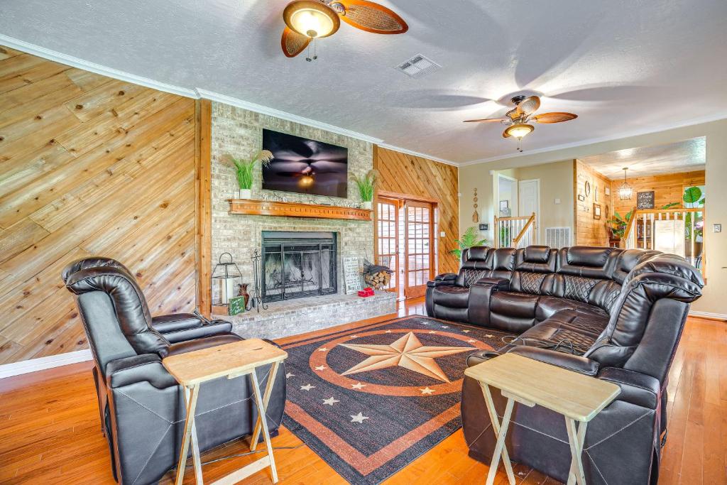 Onalaska Home with Game Room, Sunroom and Lake View!