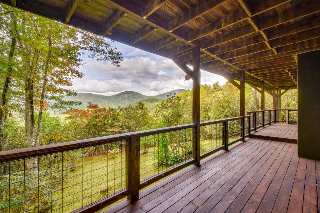 Highlands Haven Fireplace, Deck and Mountain Views!