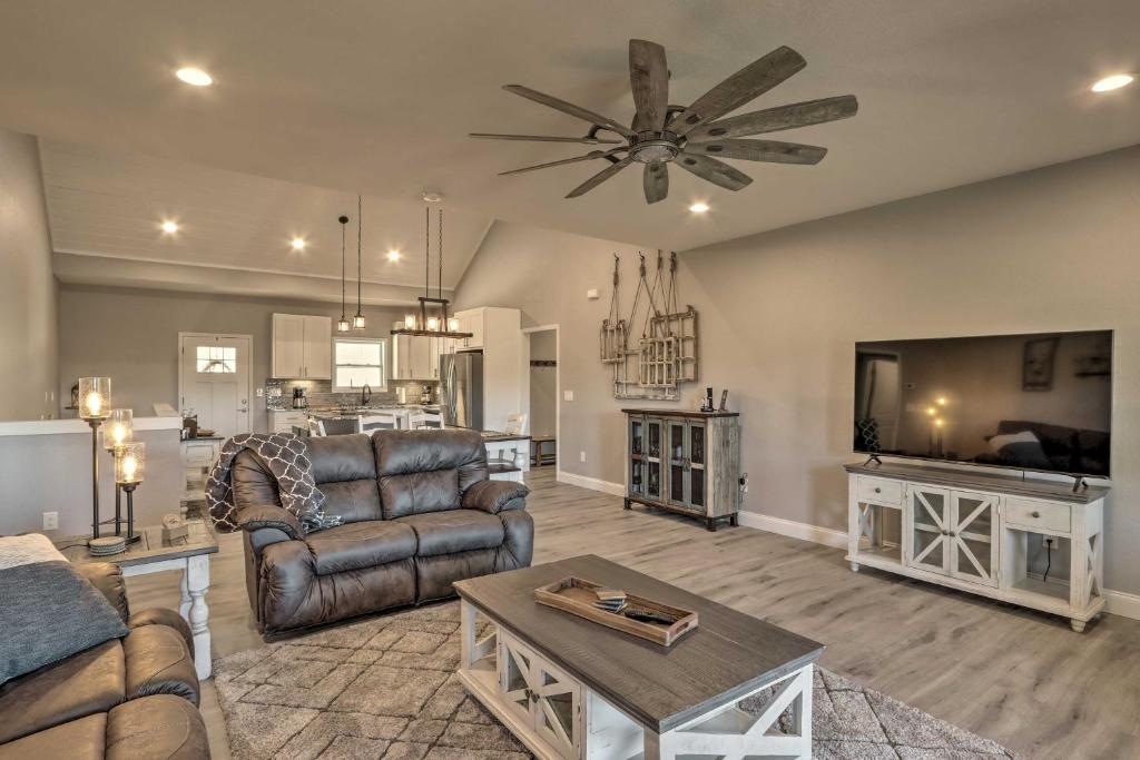 Modern Farmhouse with Exercise Room, Mtn Views