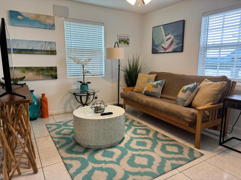 Cozy 2 bedroom near intercoastal & beaches