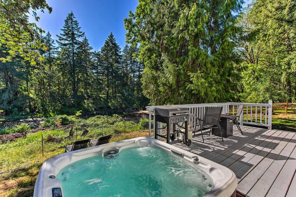 Riverfront Dorena Home with Hot Tub and Game Room!