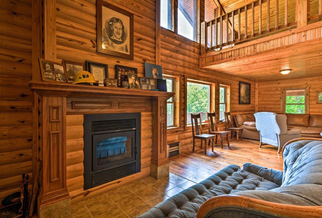 Spacious Log Cabin in Fairland, 1 Mi to Grand Lake