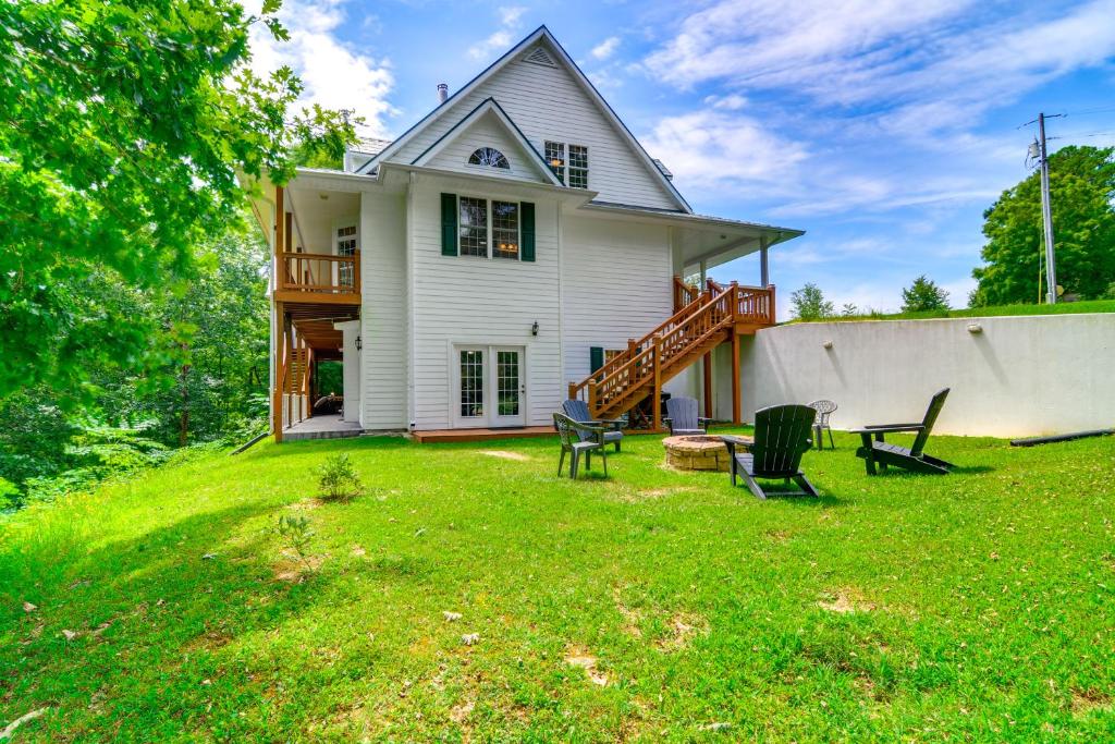 Large Lake Cumberland Retreat with Deck Views!