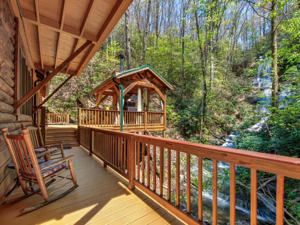 Black Bear Lodge, 6 Bedroom, Mtn and Waterfall Views, Pool Table, Sleeps 12