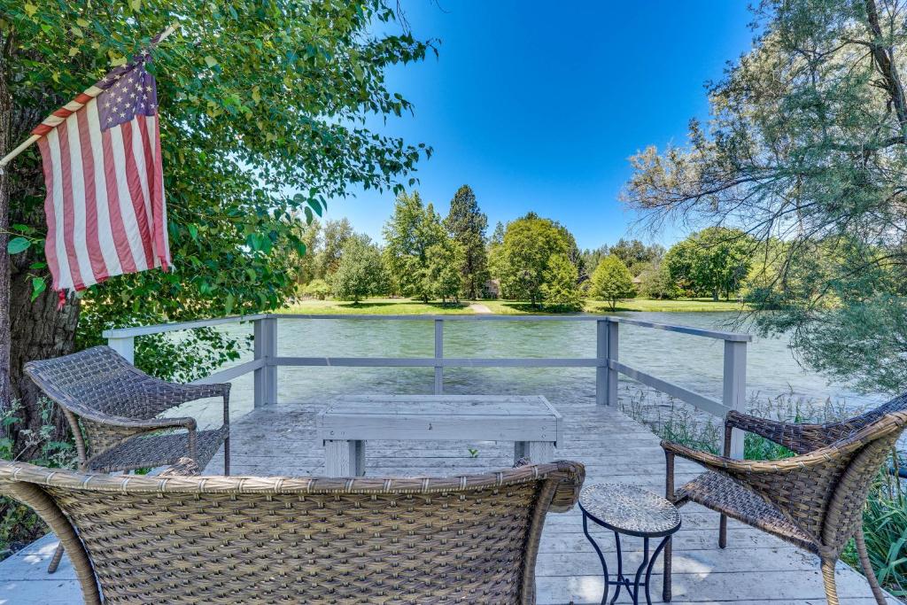 Waterfront Shady Cove Home with Fishing Deck!