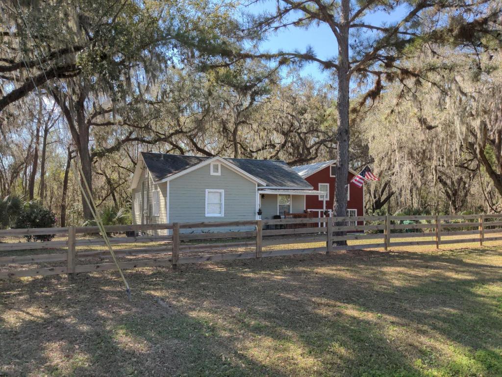 Micanopy Countyline Cottages