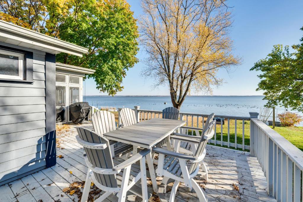 Lakefront Edgerton Cottage with Deck and Grill!