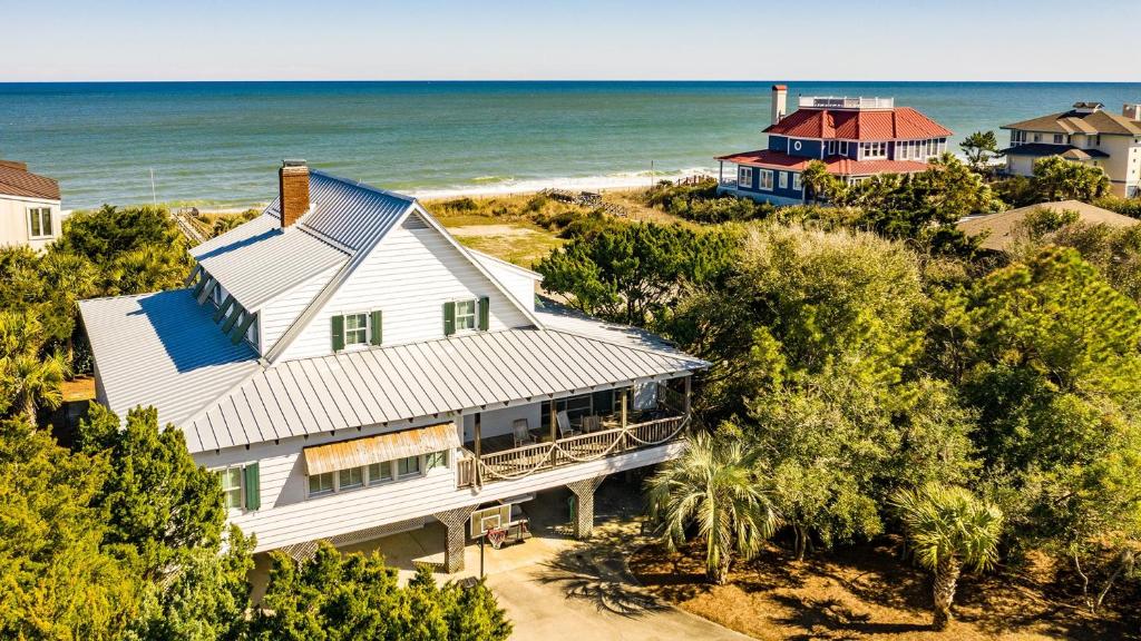 Spectacular Oceanfront Living with an Inviting Kitchen Perfect for Entertaining Kitchens Beach House home